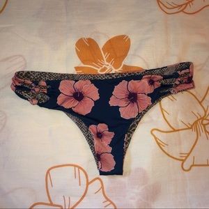 Acacia Alicante Hibiscus Bottoms